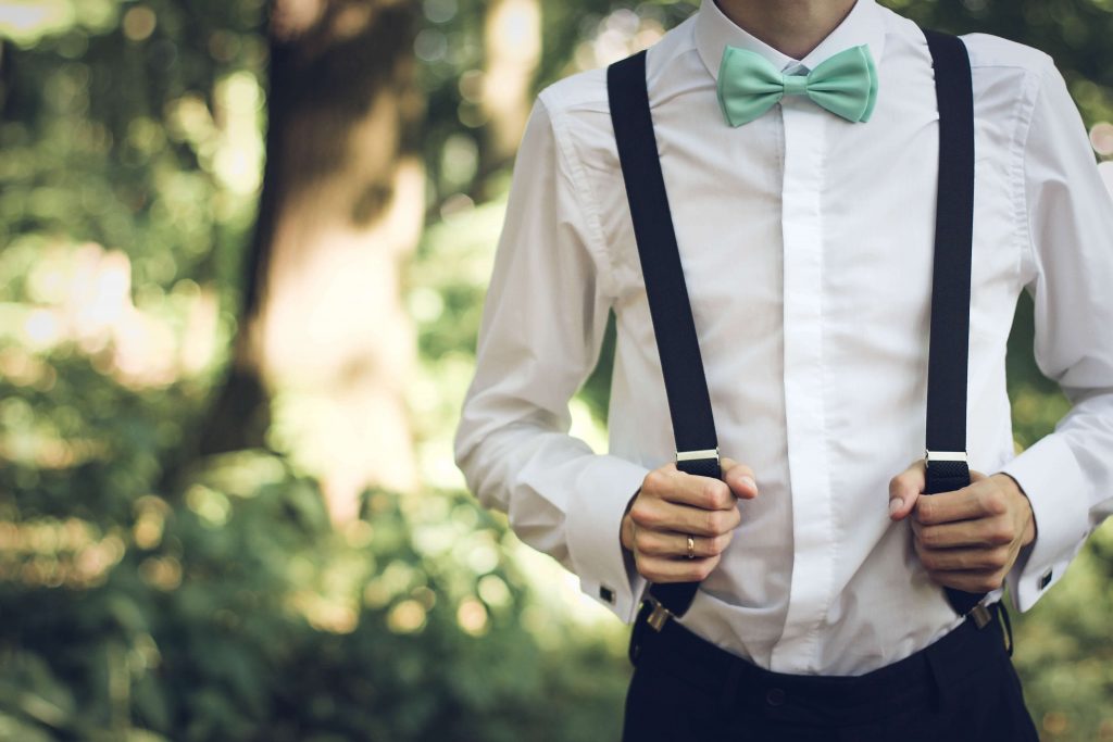 inna lesyk oSaJDA9XJmY unsplash 1 This French slang word and phrase comes from the old word for snapping your suspenders.